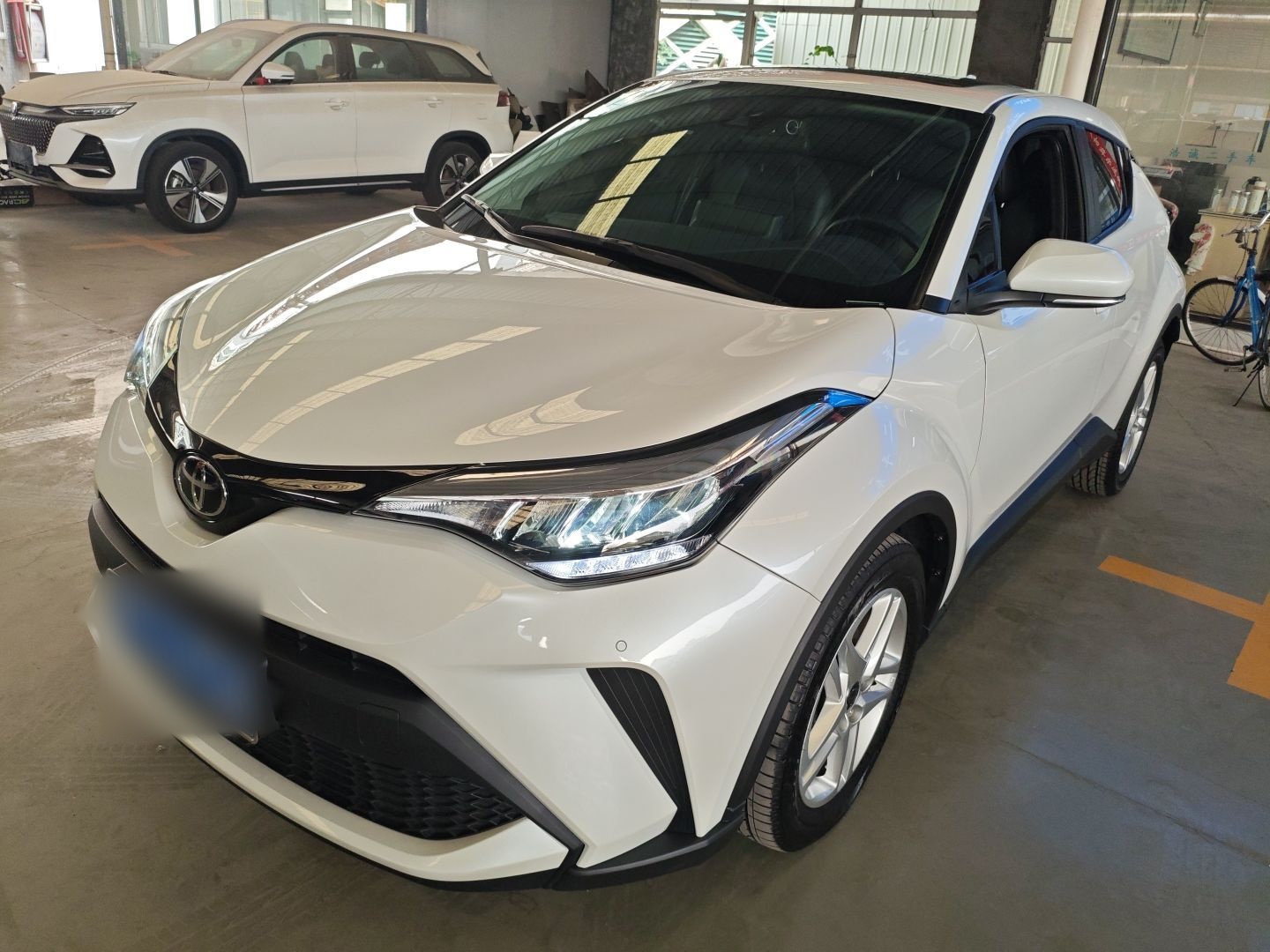 Под передней частью автомобиля