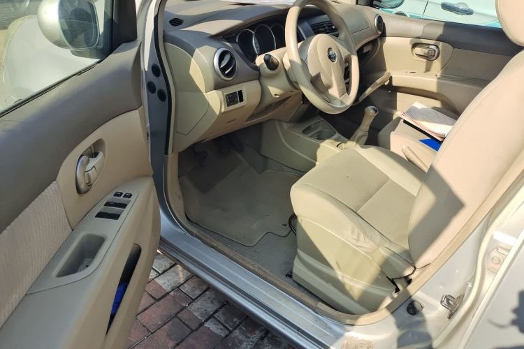 Used Nissan Livina 2010 Jingyue Edition 1.6L Manual All-Around Model

