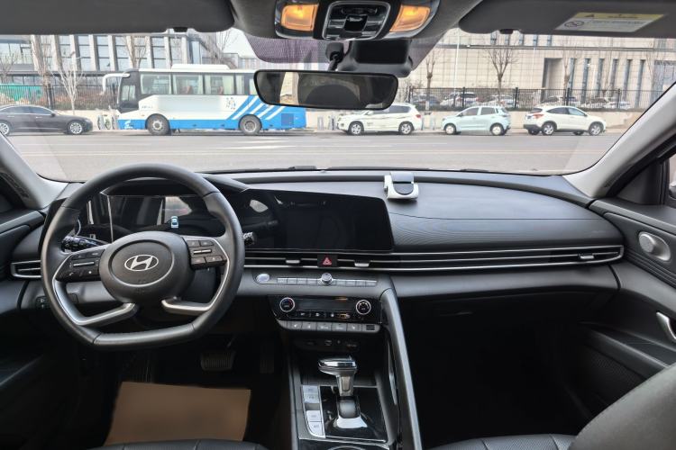 Used Hyundai Elantra 2023 1.5L CVT LUX Prestige Edition
