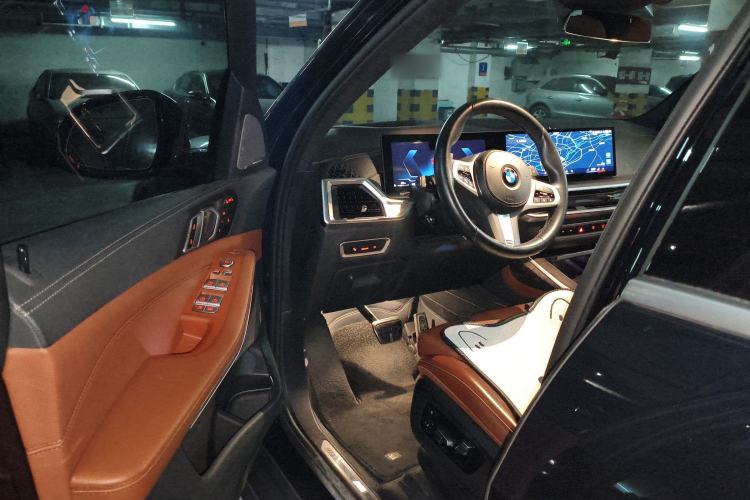 Used BMW X7 2023 xDrive40i Luxury Package with Premium Features Driver Seat