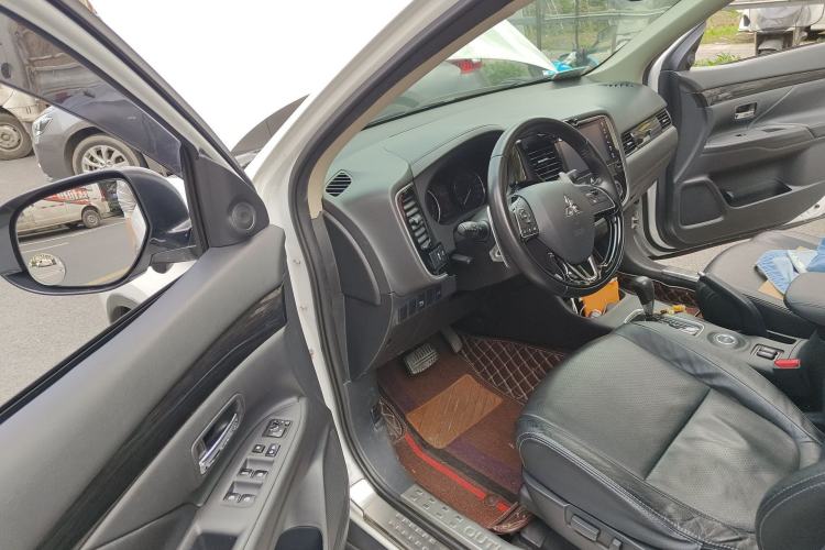 Used Mitsubishi Outlander 2016 2.4L 4x4 Luxury Edition 7-Seater Driver Seat