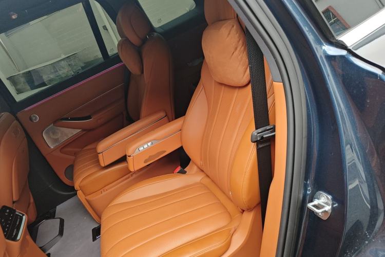 Used Hima AITO M8 2025 Extended-Range Max+ Version 53.4 kWh 6-Seater Edition Left Rear Seat