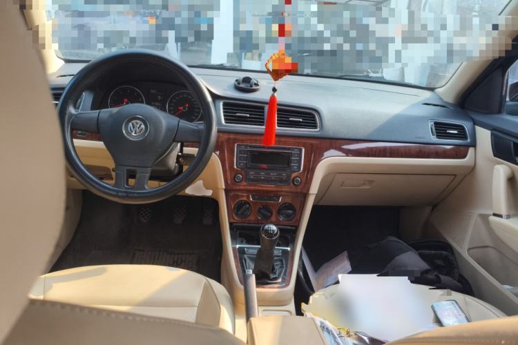 Used Volkswagen Lavida 2013 Restyled Classic 1.6L Manual Comfort Edition Center Console