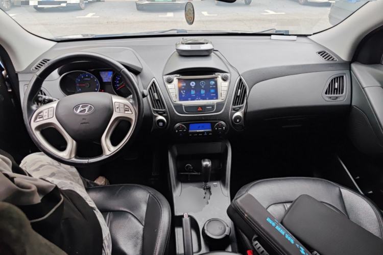 Used Hyundai ix35 2013 2.0L Automatic Two-Wheel Drive Smart GLS China IV Standard Center Console