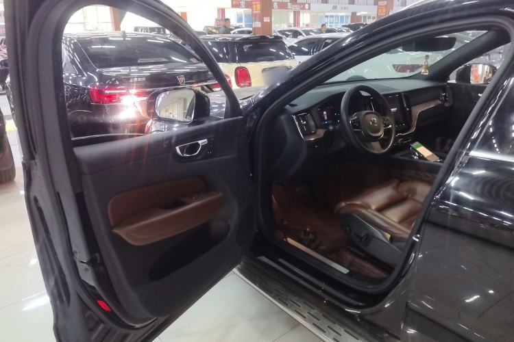 Used Volvo XC60 2023 B5 4x4 Smart Luxury Edition Driver Seat