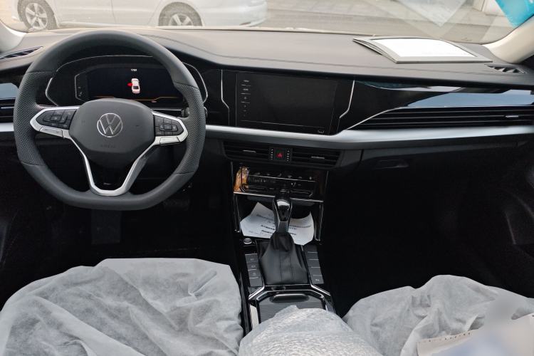 Used Volkswagen Passat 2026 Model, Outstanding 380TSI Longteng Edition Center Console