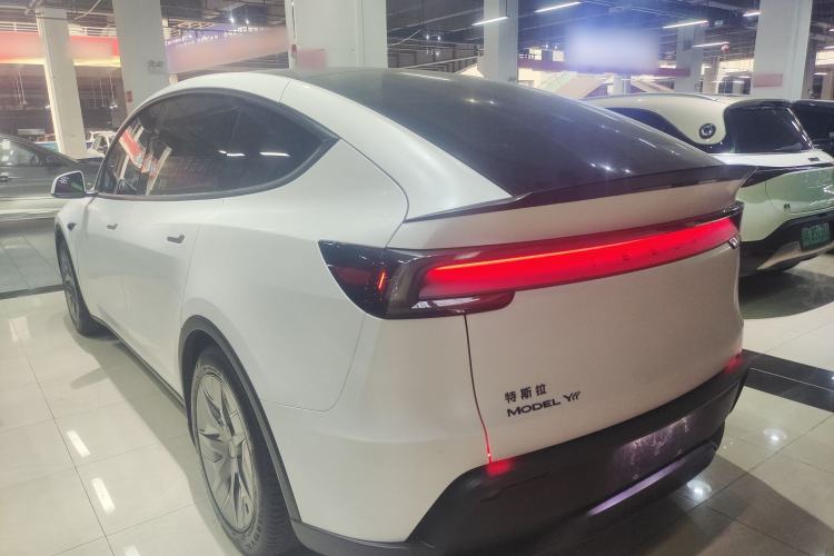 Used Tesla Model Y L 2025 Model Long-Range All-Wheel-Drive Version Exterior 2