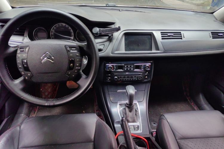 Used Citroen C5 2014 1.6T Automatic Prestige Model Center Console