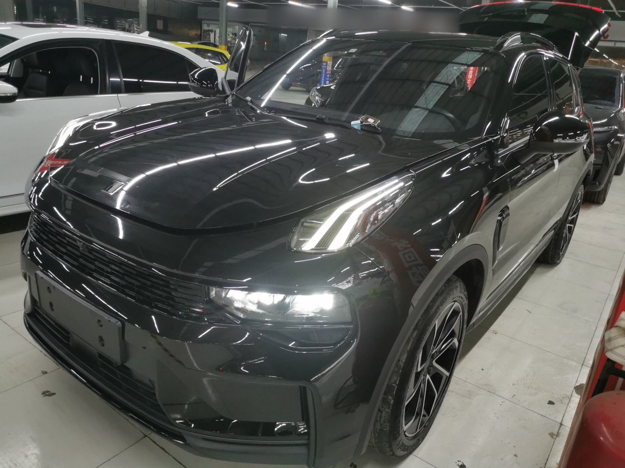 تحت مقدمة السيارة