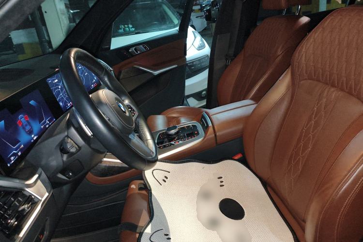 Used BMW X7 2023 xDrive40i Luxury Package with Premium Features Left Front Seat