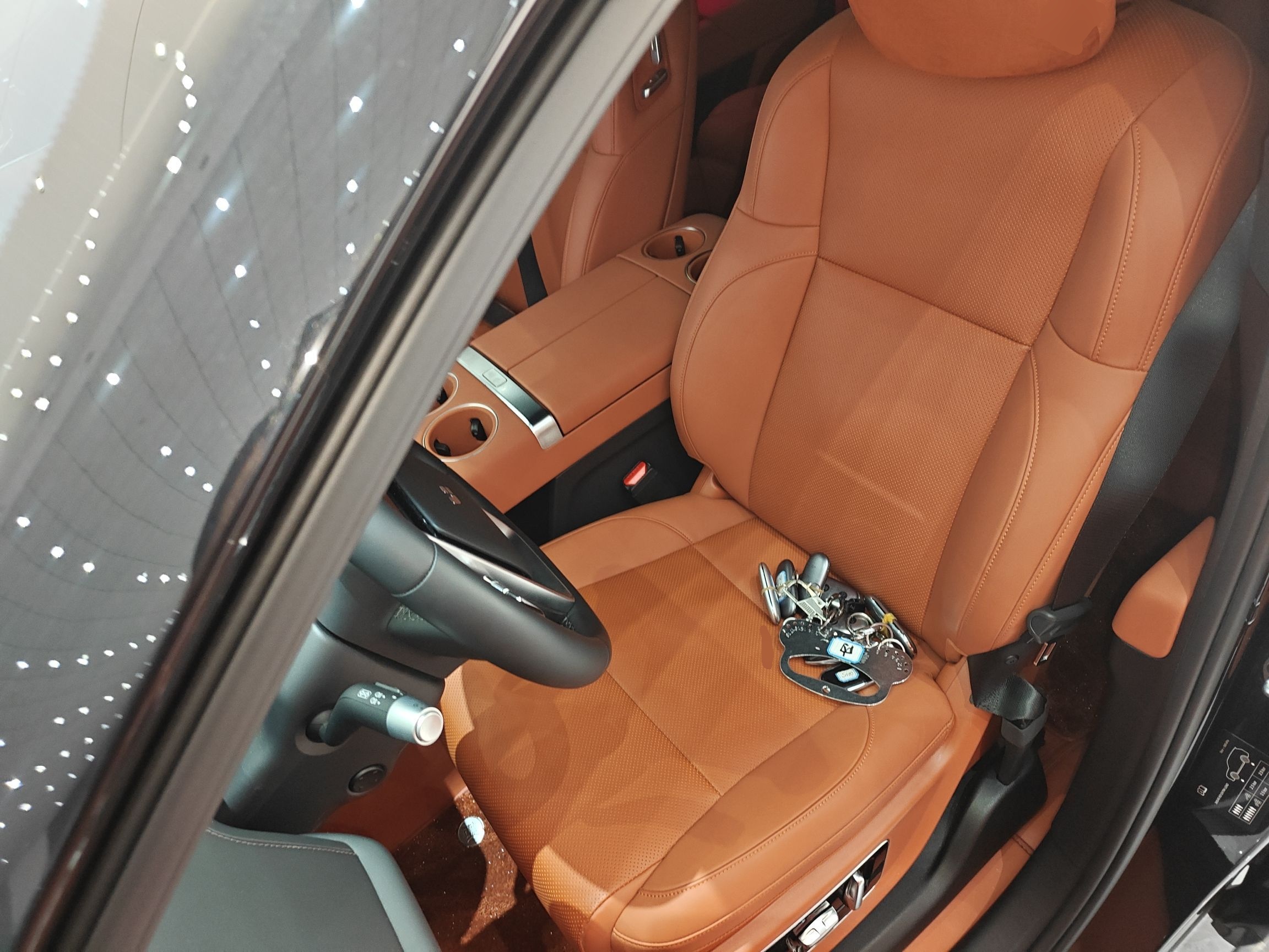 المقاعد الأمامية داخل السيارة