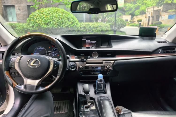 Used Lexus ES 2013 300h Elite Edition
