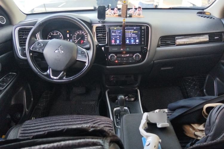 Used Mitsubishi Outlander 2019 2.0L Two-Wheel Drive Comfort Edition 5 Seats China VI Standard Center Console