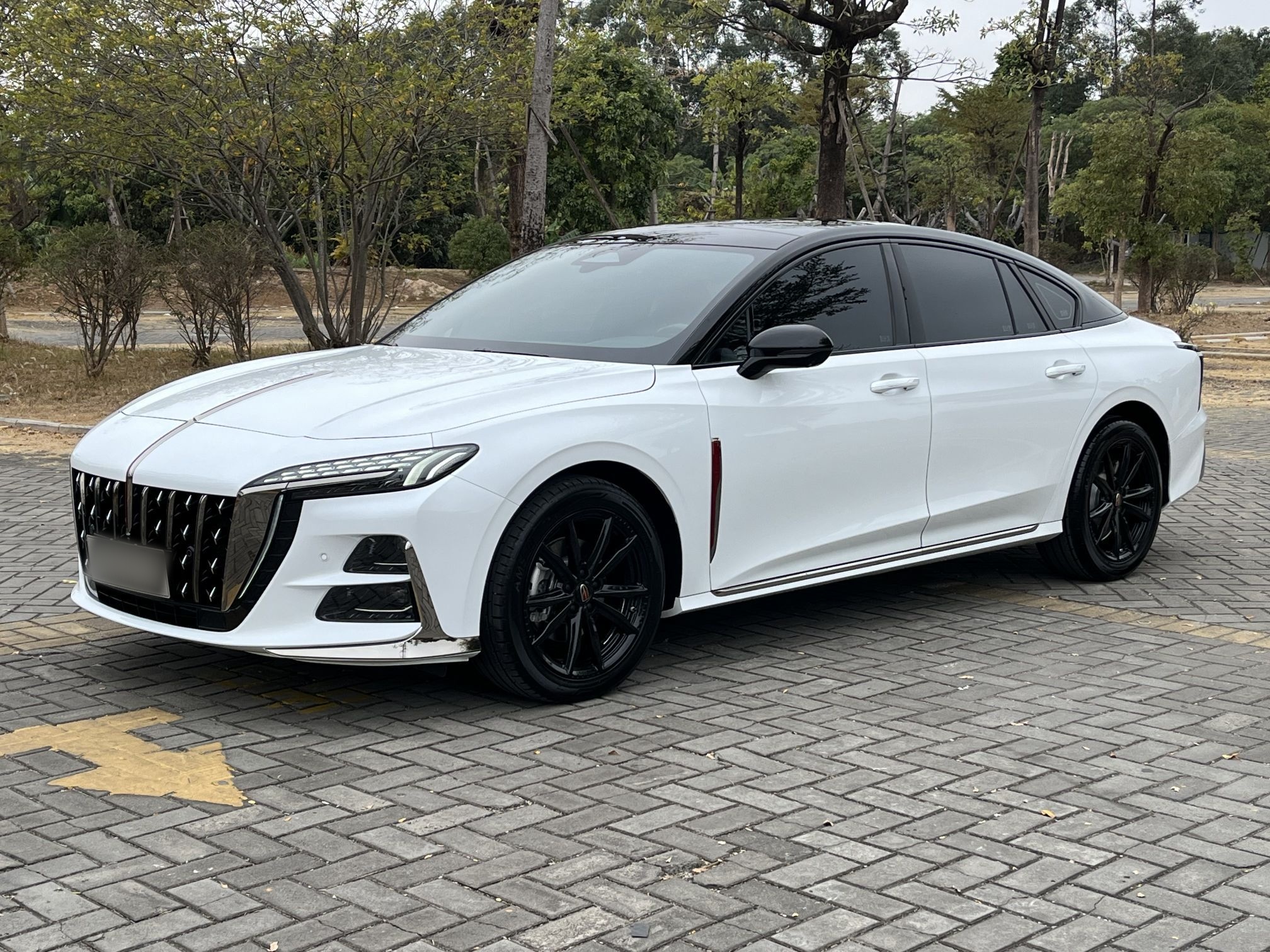 Под передней частью автомобиля