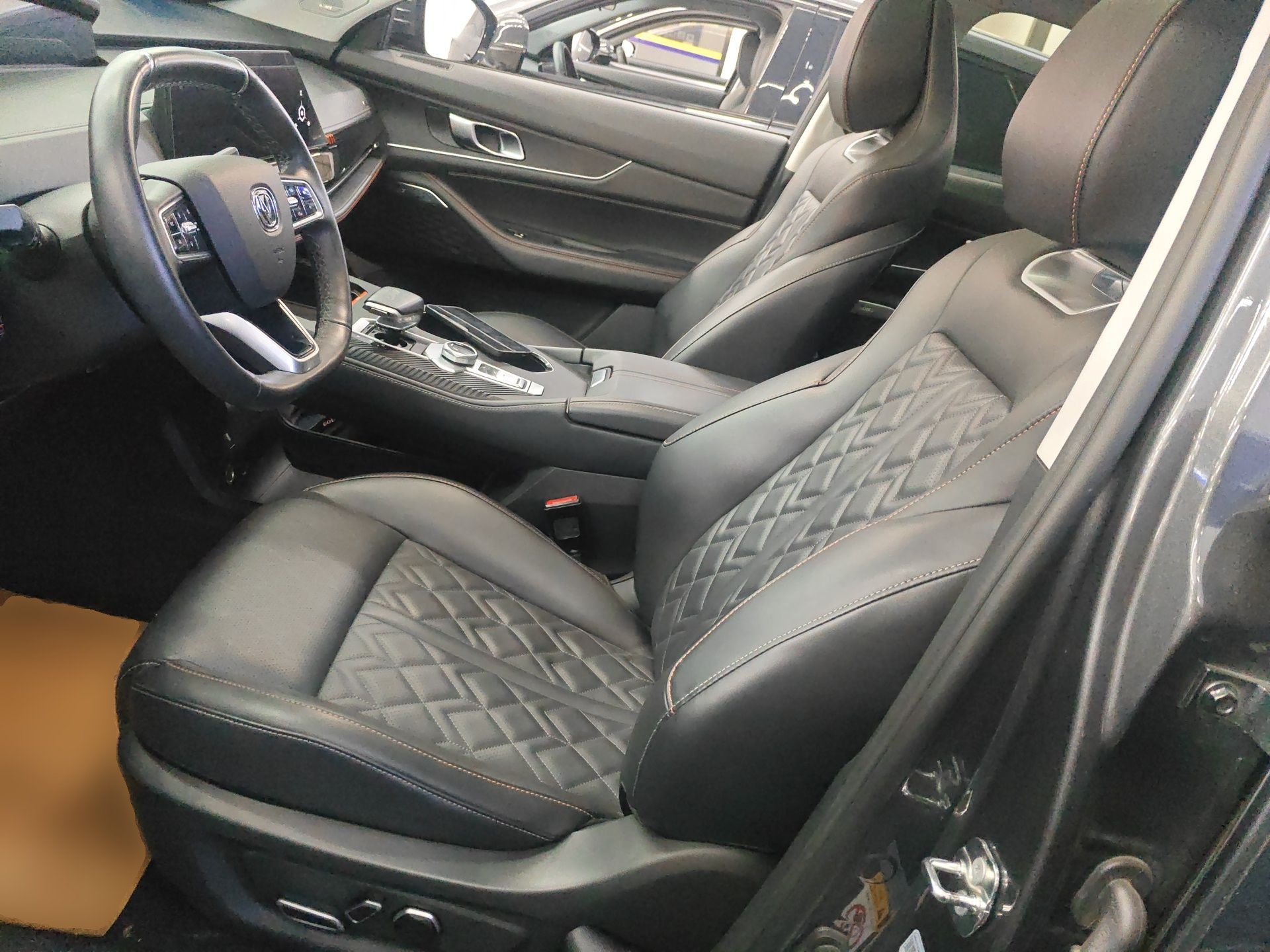 Переднее сиденье в автомобиле