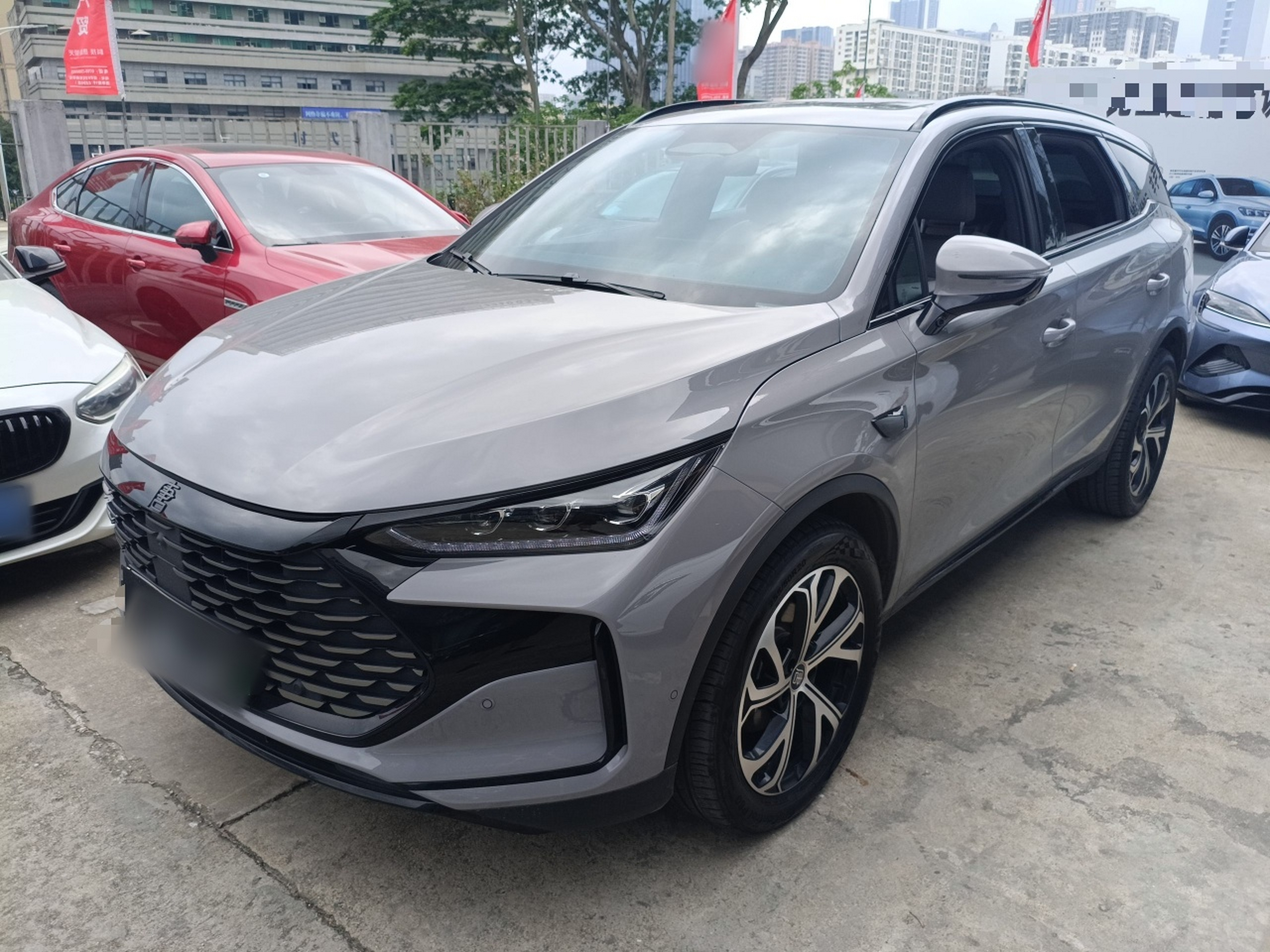 Под передней частью автомобиля