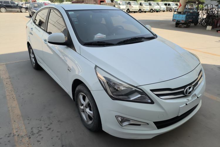 Used Hyundai Verna (older generation) 2016 1.4L Manual Smart GLS Trim Front Right 45 Deg