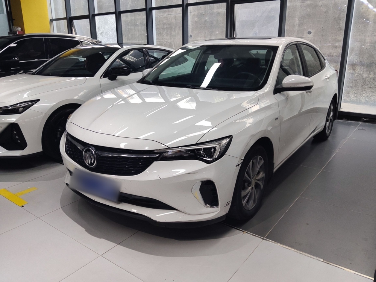 تحت مقدمة السيارة