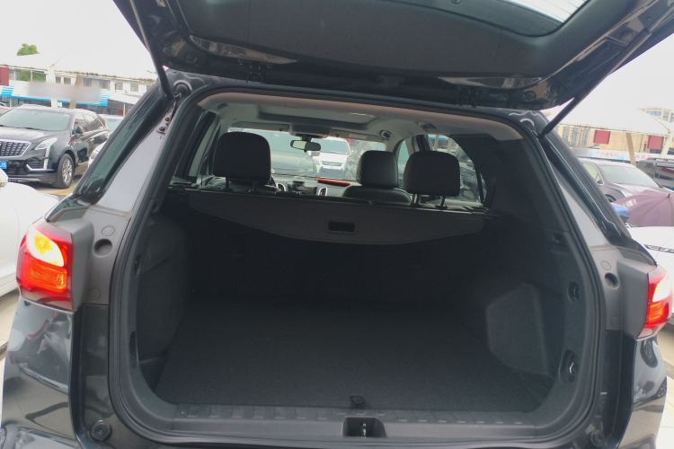 Used Chevrolet Equinox 2017 550T Automatic All-Wheel-Drive Top-Tier Version Trunk