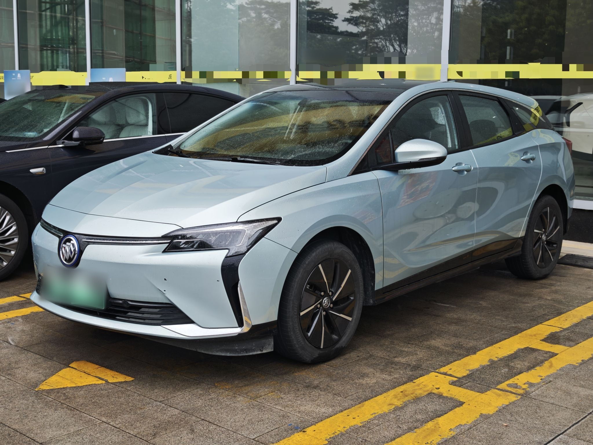 Под передней частью автомобиля