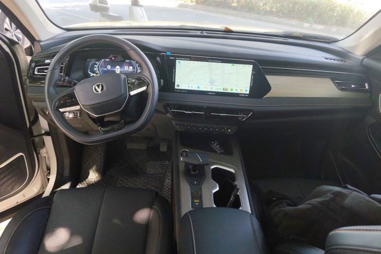 Used CHANGAN X7 PLUS 2024 1.5T Automatic Luxury 7-Seater Center Console