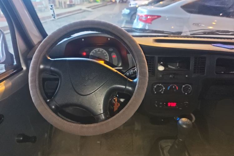 Used Wuling Zhiguang 2023 1.5L Practical Version 5/7 Seats Steering Wheel