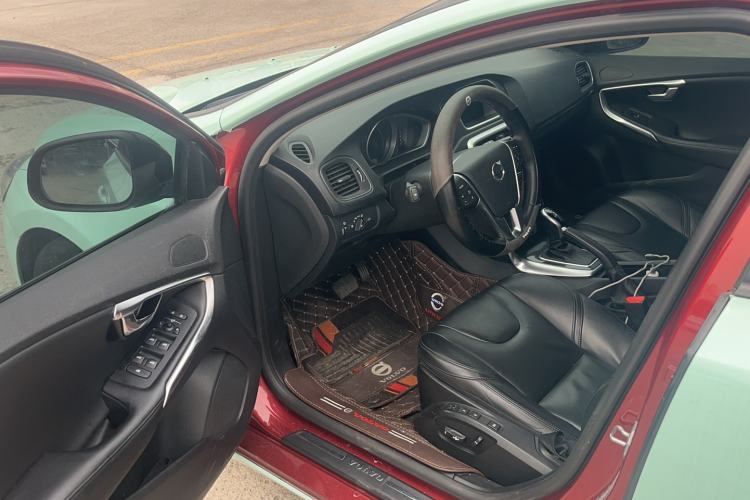 Used Volvo V40 2017 T3 Zhiyi Edition
