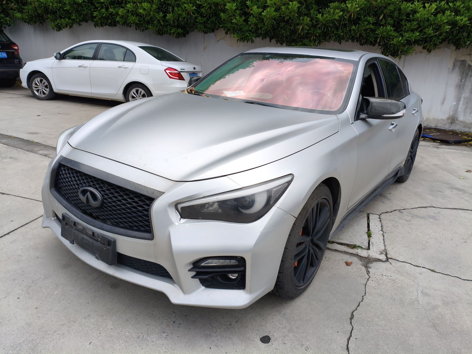 Под передней частью автомобиля