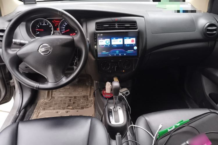 Used Nissan Livina 2013 1.6XE CVT Comfort Edition Center Console