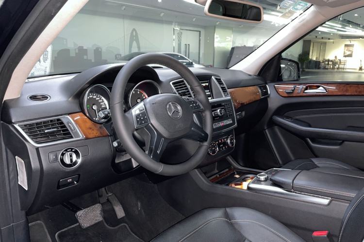 Used Mercedes-Benz M-Class 2014 ML 400 4MATIC Dynamic Model Interior 1