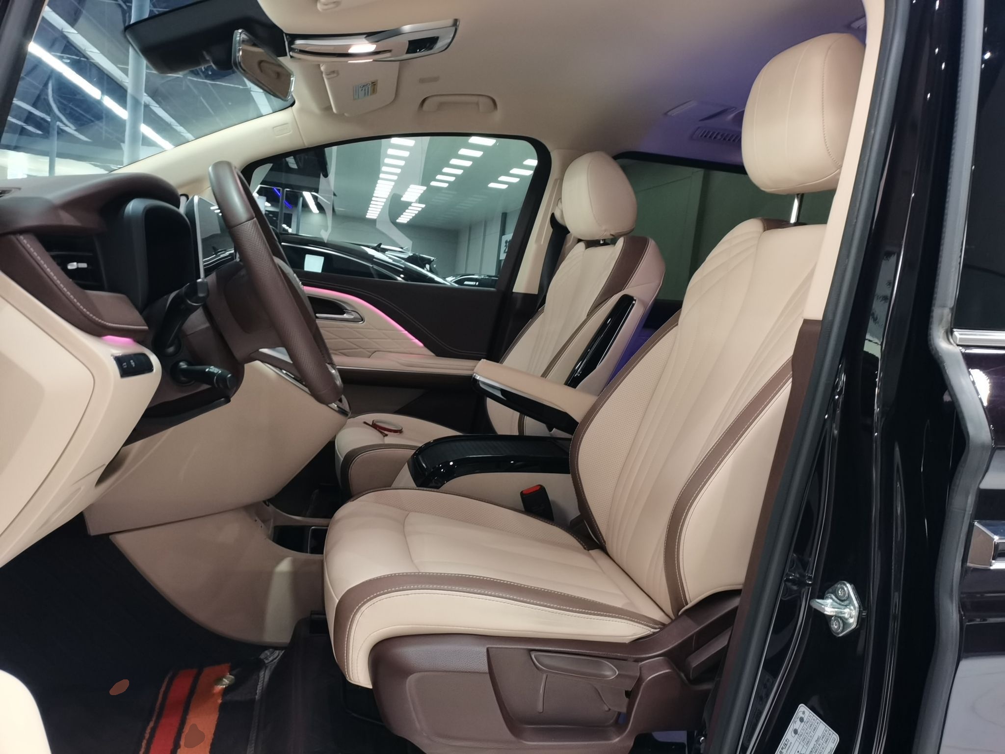 المقاعد الأمامية داخل السيارة