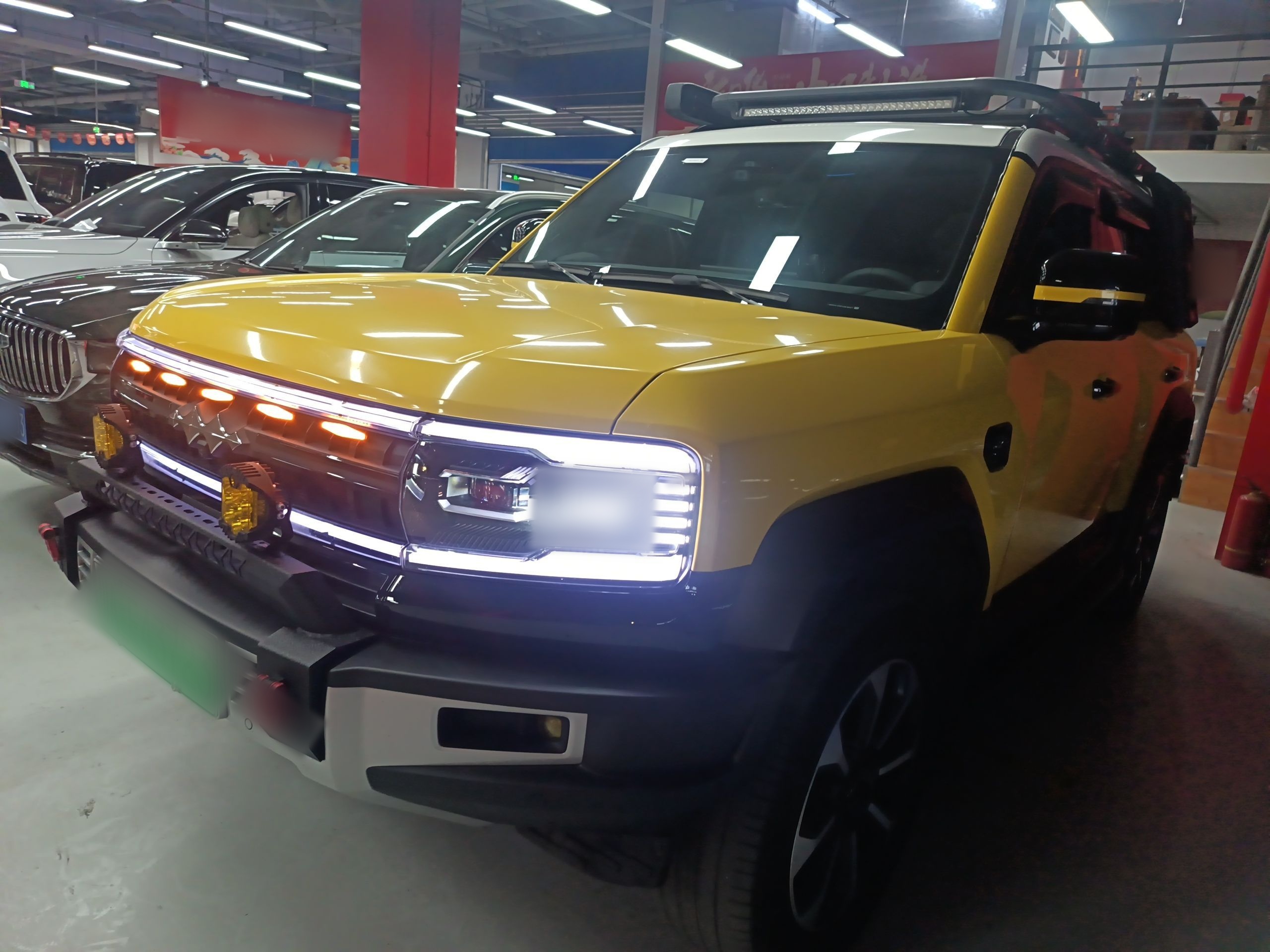 تحت مقدمة السيارة