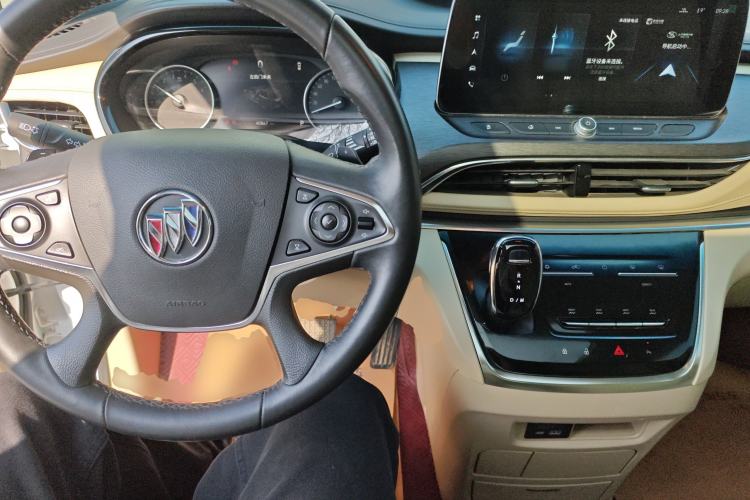 Used Buick GL8 2023 Facelifted Land Cruiser Executive Luxury Version
