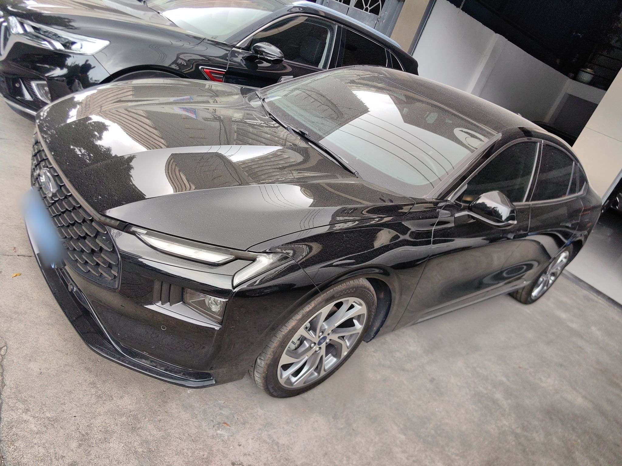 Под передней частью автомобиля