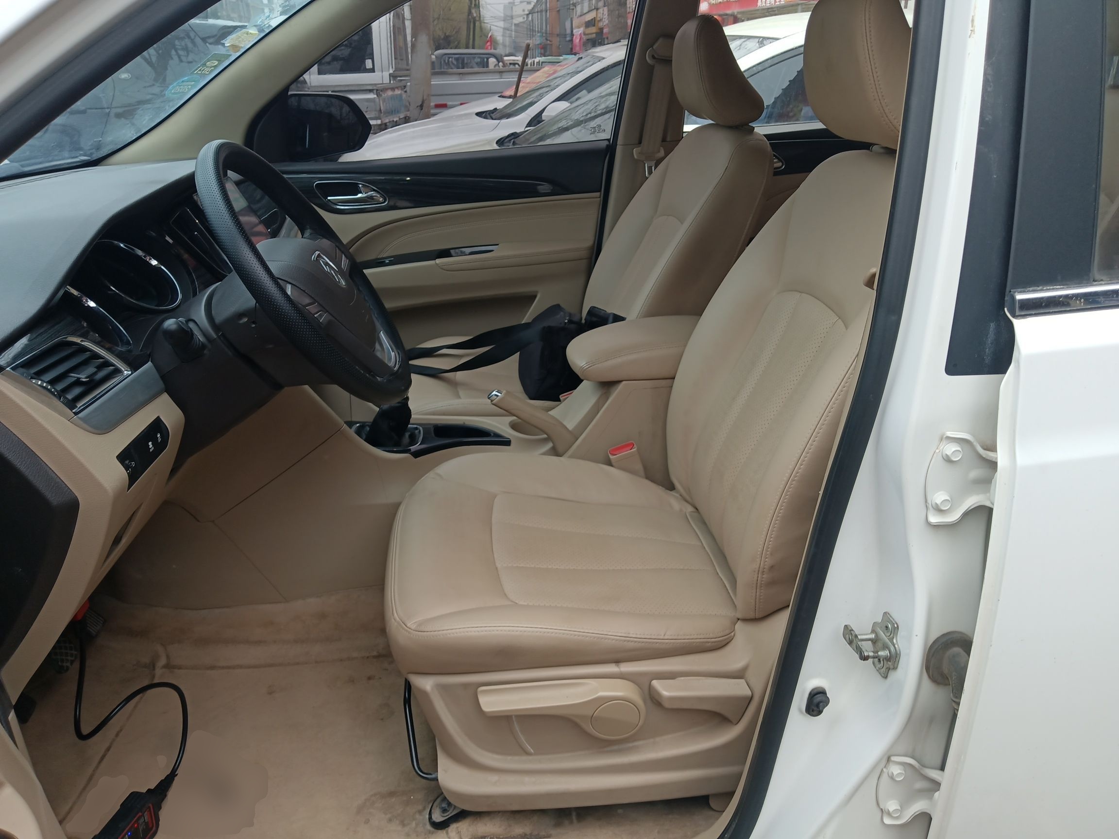 Переднее сиденье в автомобиле