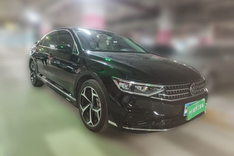 Used Volkswagen Magotan 2026 30 Million Vehicles Selected Model 380TSI DSG Luxury Edition Front Right 45 Deg