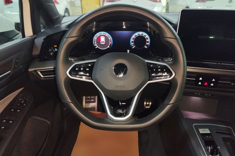 Used Volkswagen Golf 2025 300TSI R-Line
