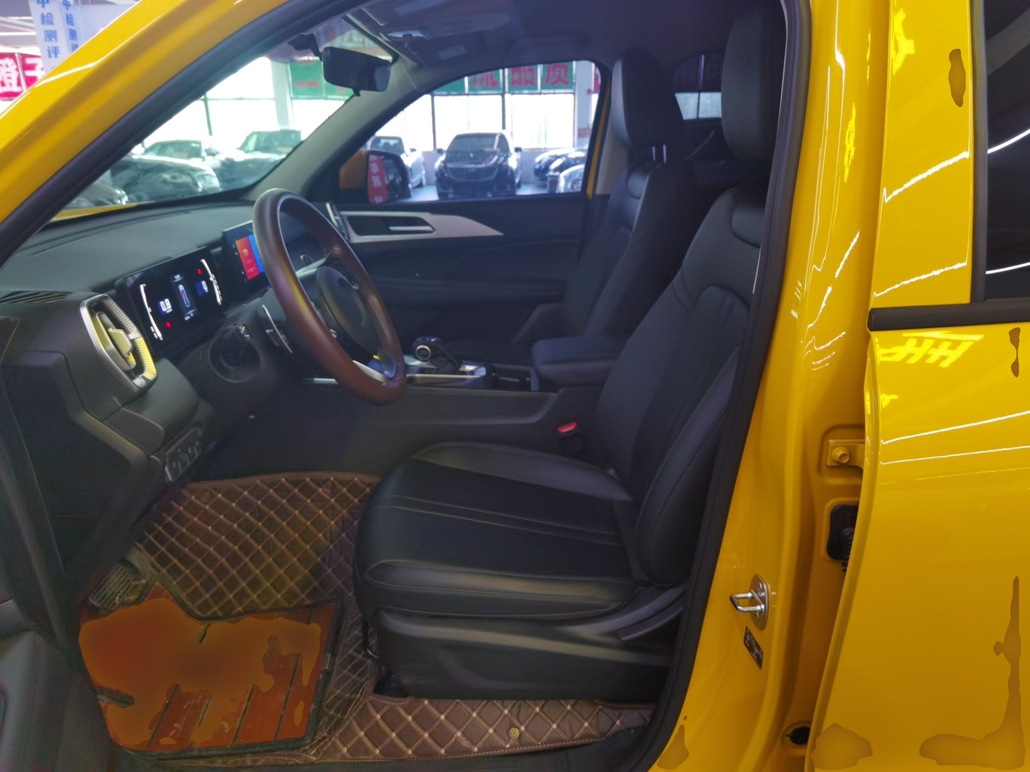 المقاعد الأمامية داخل السيارة