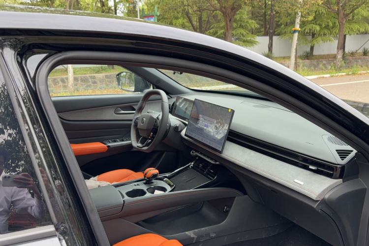 Used CHANGAN UNI-V 2025 Model Third-Generation 2.0T Dynamic Edition Interior 6