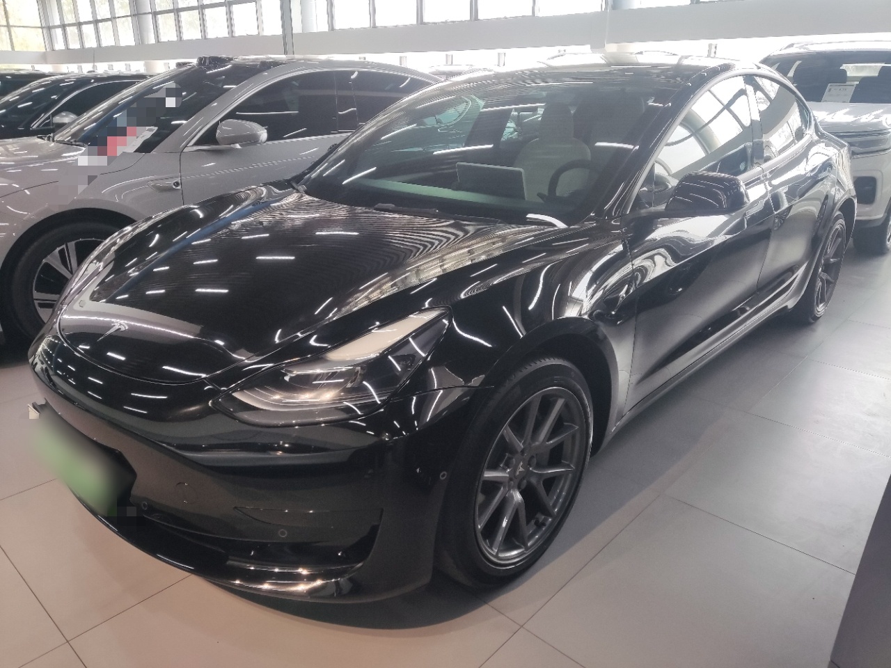 Под передней частью автомобиля