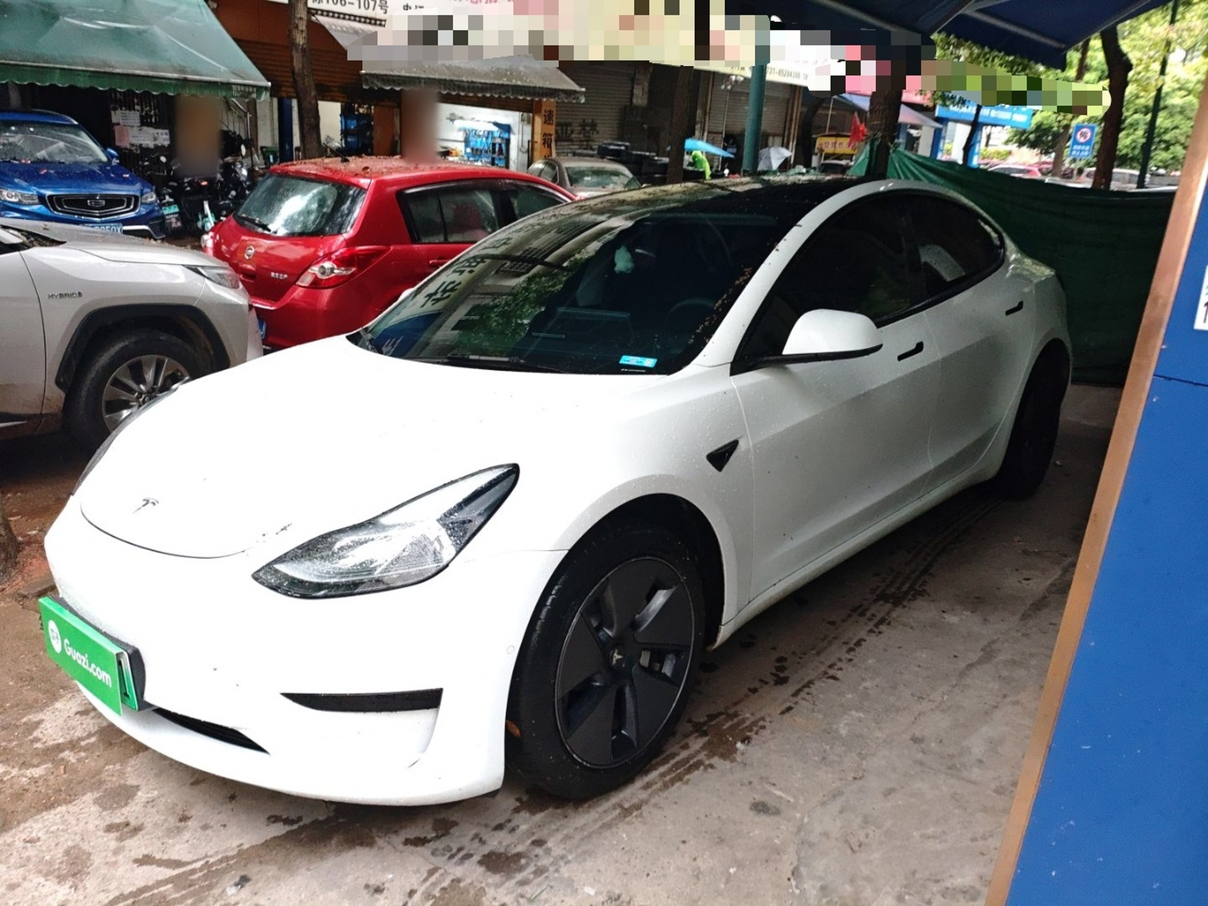 تحت مقدمة السيارة