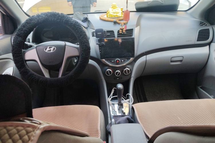 Used Hyundai Verna (older generation) 2014 1.4L Automatic Smart GLS Center Console