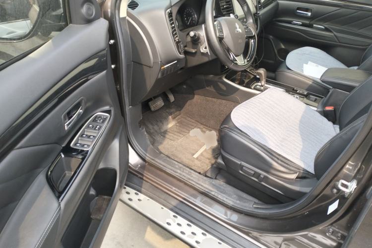 Used Mitsubishi Outlander 2019 2.4L 4x4 Zhi Xiang Edition 5 Seats China VI Standard