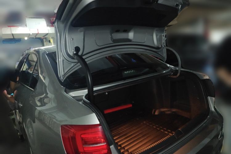 Used Volkswagen Sagitar 2015 1.6L Automatic Fashion Model
