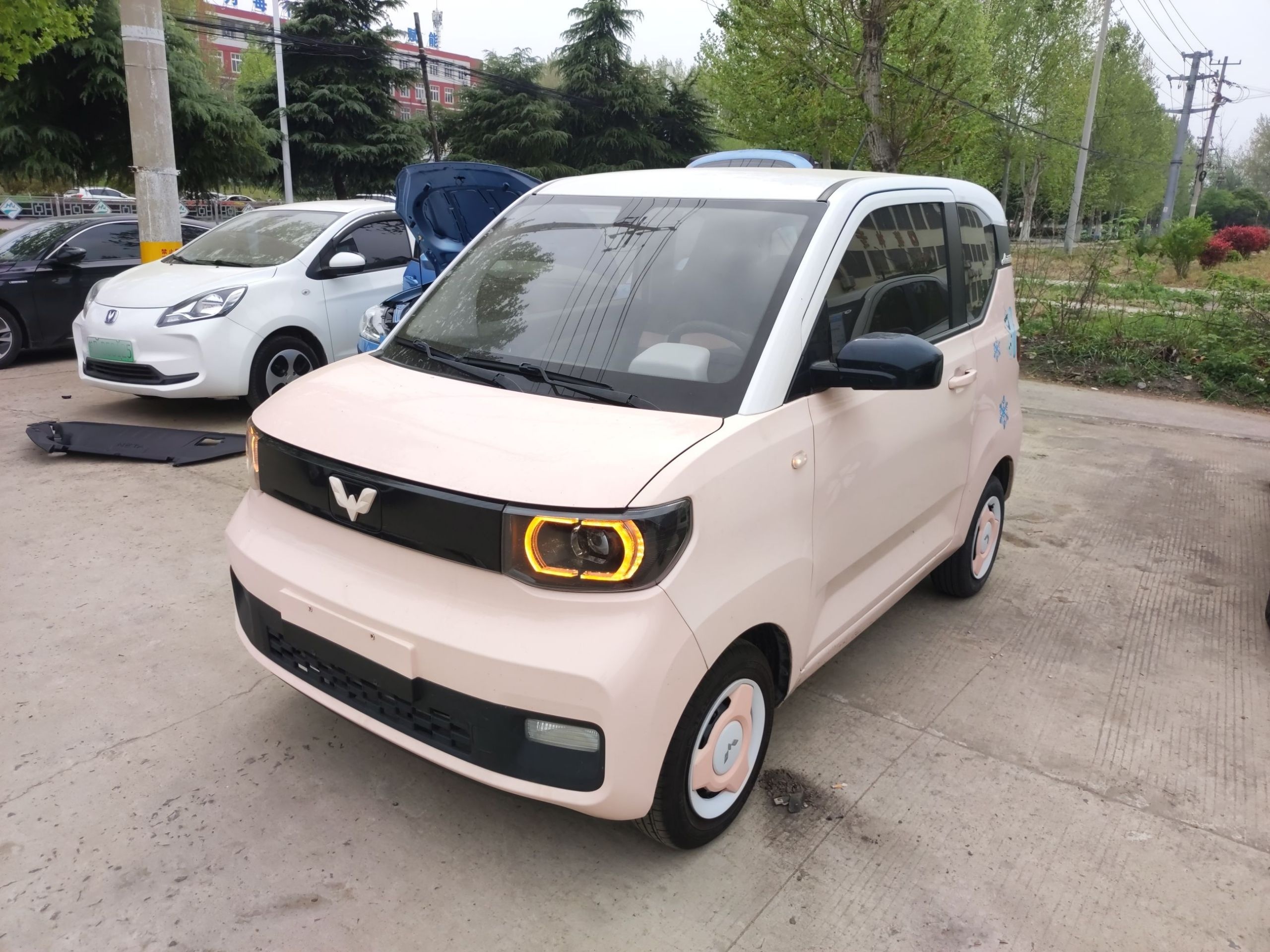 تحت مقدمة السيارة