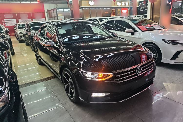 Used Volkswagen Magotan 2023 2 Million Units Limited Edition 330TSI DSG Leading Version Front Right 45 Deg