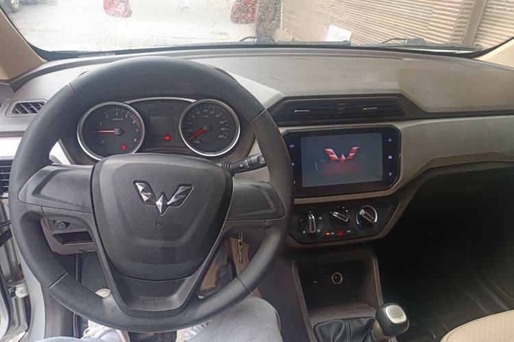 Used Wuling Hongguang 2018 1.5L S Comfort Model L2B Center Console