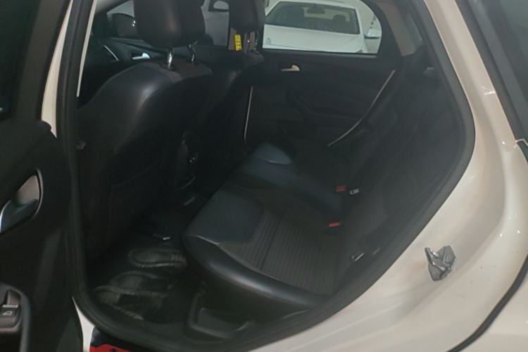 Ojetý Ford Focus 2017 Sedan 1.6L Automatic Fashion Edition Smart Drive Version