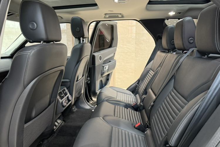 Used Land Rover Discovery 2023 Revised Version 360 PS R-Dynamic S Interior 9