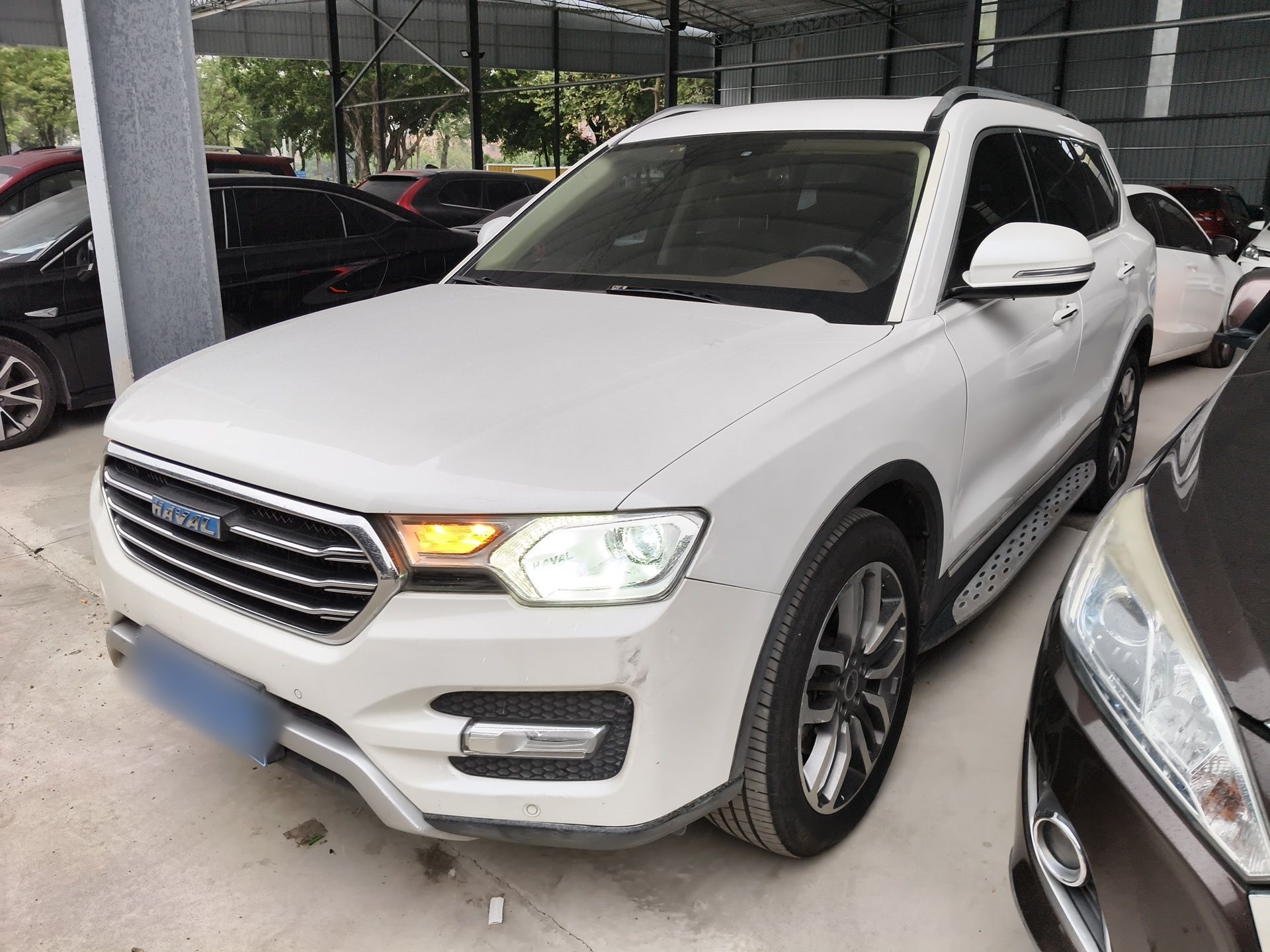 Под передней частью автомобиля